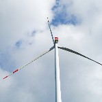 Das Bild zeigt drei Windräder