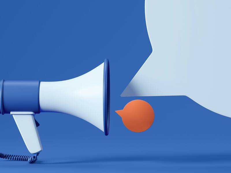 Ein blau-weißes Megafon ist in ein großes, leeres Sprechblasen-Design mit kleinen orangenen Sprechblasen integriert, vor einem blauen Hintergrund.