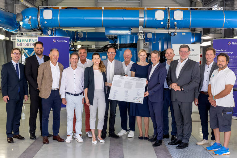 Von links nach rechts: Davide Licht (Bürgermeister Stadt Burladingen, Dr. Dirk Seidemann (Verbandsdirektor Regionalverband Neckar-Alb), Eugen Höschele (Verbandsvorsitzender Regionalverband Neckar-Alb), Christof Dold (Vorsitzender Kreisverband Landkreis Reutlingen), Thomas Hölsch (Vorsitzender Kreisverband Landkreis Tübingen), Linda Nagel (Geschäftsführerin Energieagentur Zollernalb), Klaus Tappeser (Regierungspräsident des Regierungsbezirks Tübingen), Oliver Schmid (Vorsitzender Kreisverband Landkreis Zollernalbkreis), Dr. Daniela Hüttig (Erste Landesbeamtin im Landkreis Tübingen), Günther-Martin Pauli (Landrat im Zollernalbkreis), Bernd Jauch (Leiter Technik & Projekte TransnetBW), Dr. Ulrich Fiedler (Landrat im Landkreis Reutlingen), Dr. Martin Zimmerlin (Teamleitung strategische Netzentwicklung Netze BW), Dr. Uli Hasert (Geschäftsführer Klimaschutzagentur Reutlingen). Foto: Roland Beck