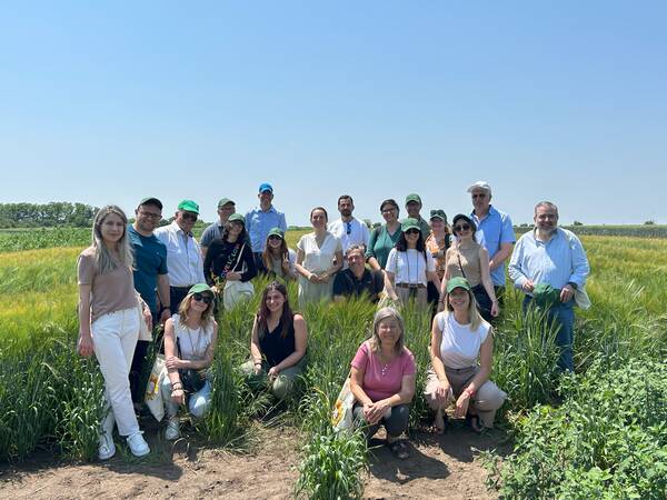Juni 2025: Study Visit in Bukarest, Rumänien // Die Teilnehmenden des Study Visits besuchen Versuchsflächen für den Anbau von klimaangepassten Getreidesorten im Umland von Bukarest