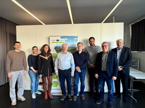 03.11.2025: Neuntes Stakeholder-Treffen in der Geschäftsstelle des Regionalverbands Neckar-Alb in Mössingen // Von links nach rechts: Simon Braun (RVNA), Dr. Martina Dettweiler (RVNA), Elke Wei-dinger (Landratsamt Reutlingen, Kreislandwirtschaftsamt), Gebhard Aierstock (Kreis-bauernverband Reutlingen e.V.), Dr. Ottmar Röhm (Regierungspräsidium Tübingen), Dr. Dirk Seidemann (RVNA), Reinhold Teufel (Gemeinde Pfronstetten), Dr. Alexander Neuberger (RVNA) 