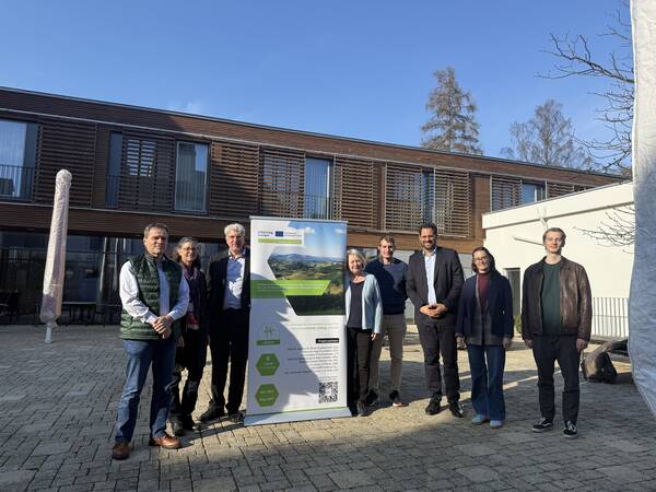 19.03.2026: Zehntes Stakeholder-Treffen im Hotel Herrmann in Münsingen // Von links nach rechts: Dr. Ottmar Röhm (Regierungspräsidium Tübingen), Elke Weidin-ger (Landratsamt Reutlingen, Kreislandwirtschaftsamt), Dr. Alexander Neuberger (RVNA), Dr. Renate Kostrewa (Landratsamt Reutlingen, Amt für nachhaltige Entwick-lung), Kaspar Meyer (Biosphärengebiet Schwäbische Alb), Dr. Dirk Seidemann (RVNA), Maleen von Au (RVNA), Matthias Spindler (RVNA) 