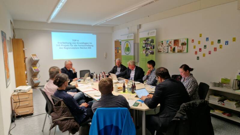 09.04.2025: Siebtes Stakeholder-Treffen in der Geschäftsstelle von LEADER Mittlere Alb in Münsingen // Die Stakeholder besprechen die Erstellung von Grundlagen für die Fortschreibung des Regionalplans Neckar-Alb 