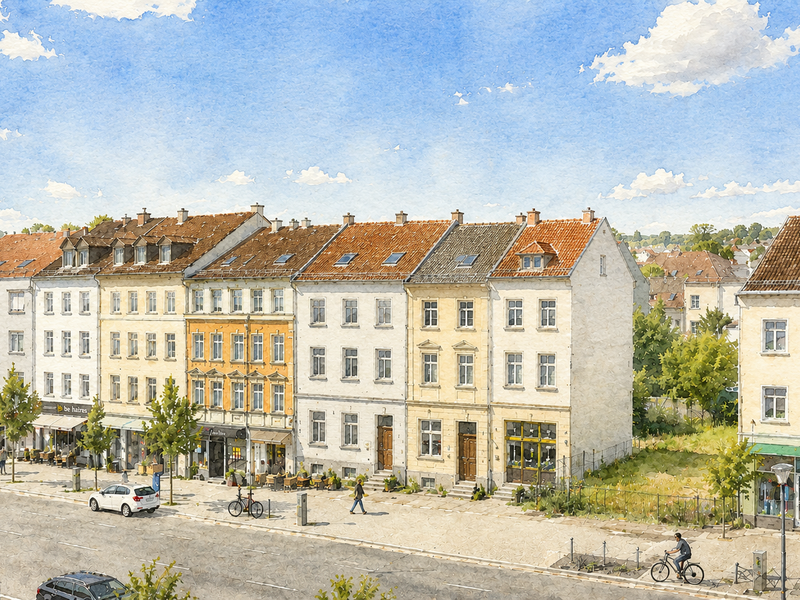 Eine Reihe von Altbauhäusern mit Geschäften im Erdgeschoss erstreckt sich entlang einer belebten Straße mit vorbeifahrenden Autos und Fahrradfahrern unter einem blauen Himmel mit wenigen Wolken. Dieses Bild ist KI-generiert.